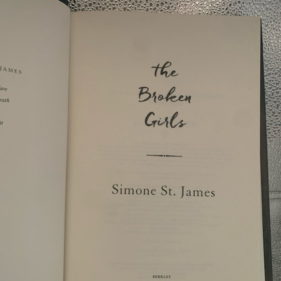 Book The Broken Girls Simone St James 1st Edition 2018 March - Picture 2 of 5